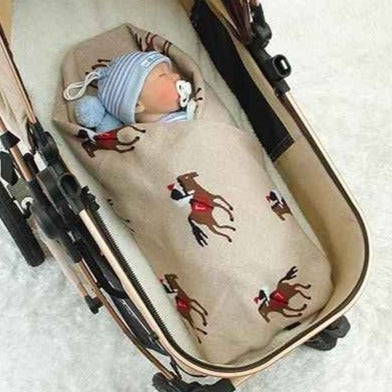 Bébé dort paisiblement dans poussette avec Couverture bébé douce Motif Cheval 100% Coton