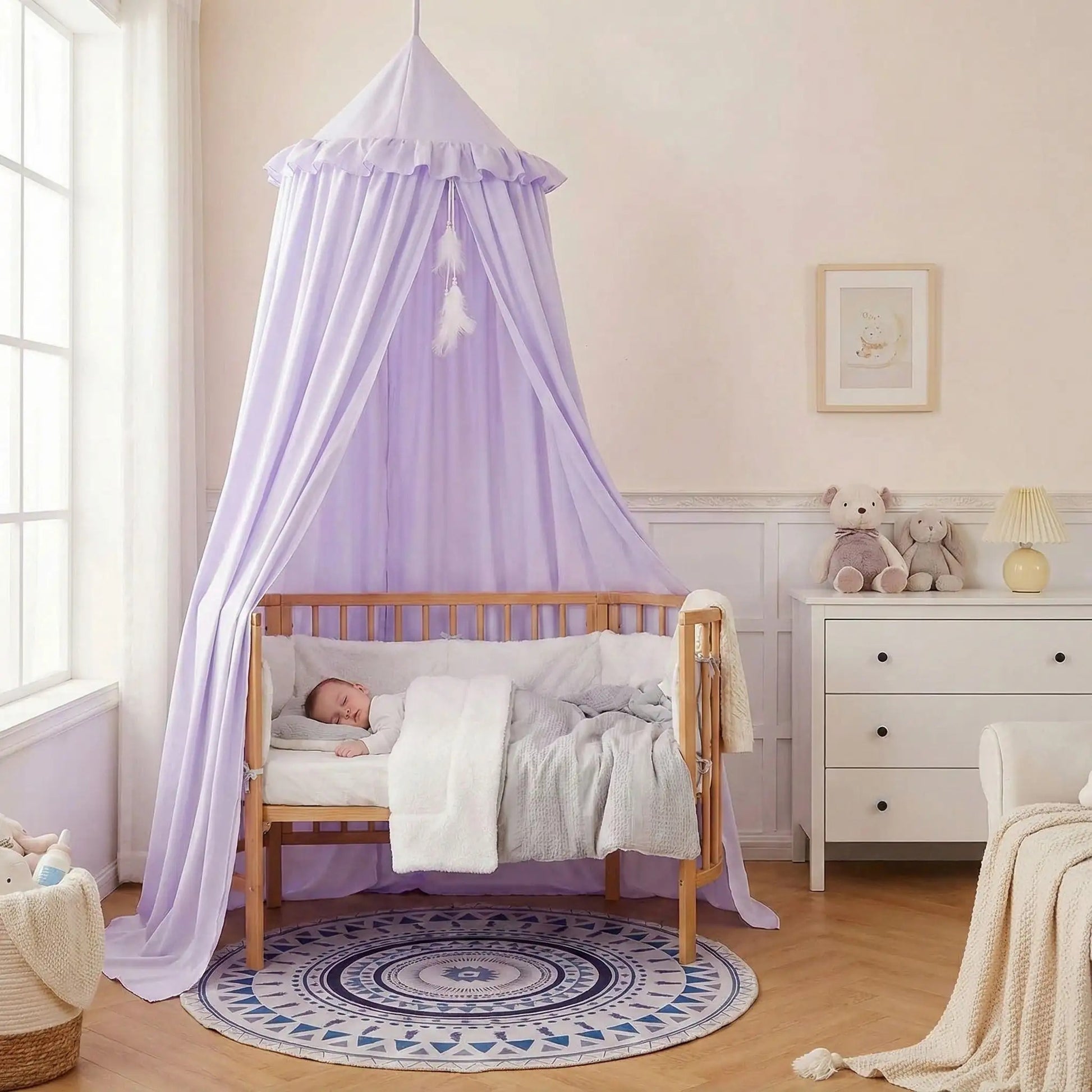 Bébé dort paisiblement dans son lit avec ciel de lit pour berceau Cocon Magique