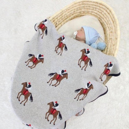 Bébé dort paisiblement dans un couffin avec Couverture douce bebe Coton Bambou Premium