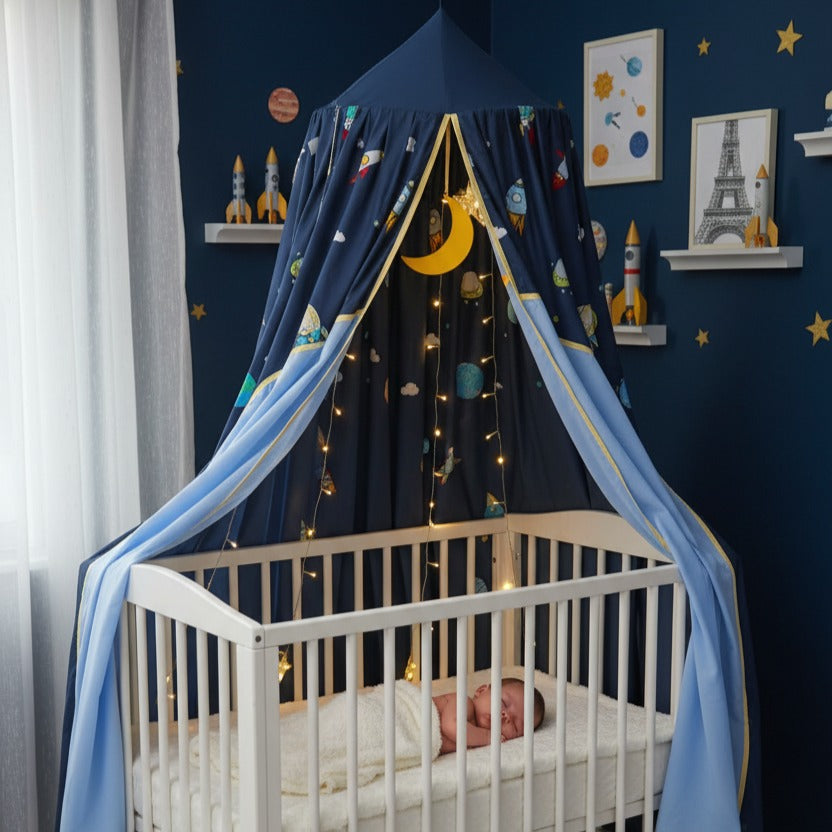 Bébé dort paisiblement sous ciel de lit bébé garçon spatial