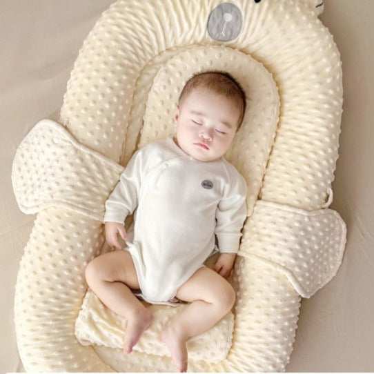 Bébé dort profondément dans cocon Bébé beige Sommeil Paisible