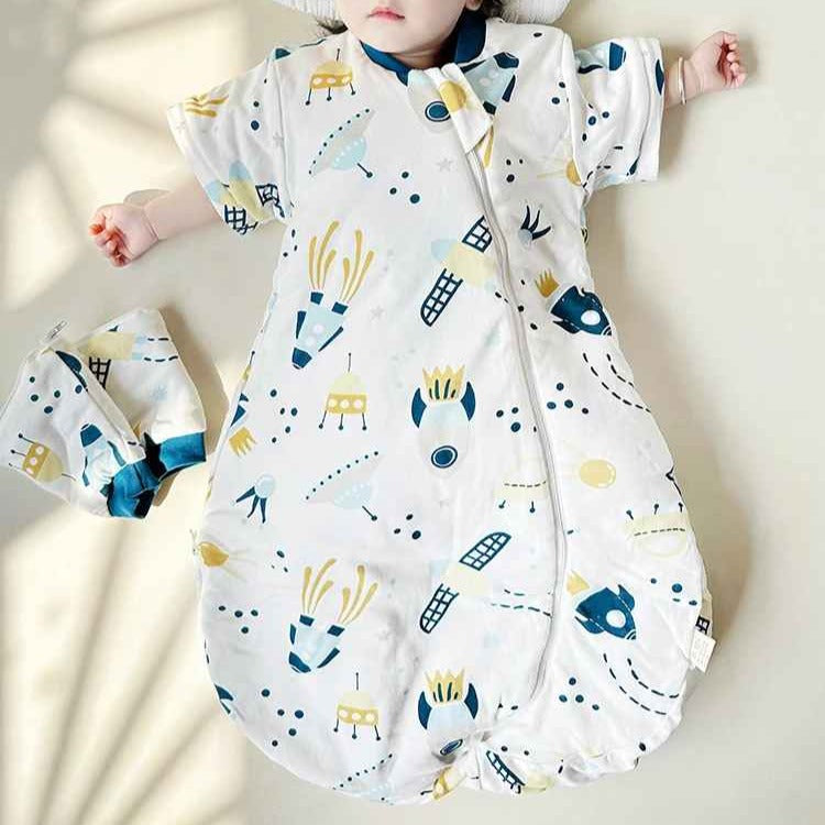Bébé dort sereinement avec Gigoteuse Hivernale motif monde spatial CozySleep