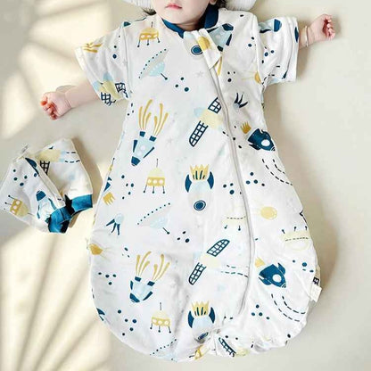 Bébé dort sereinement avec Gigoteuse Hivernale motif monde spatial CozySleep