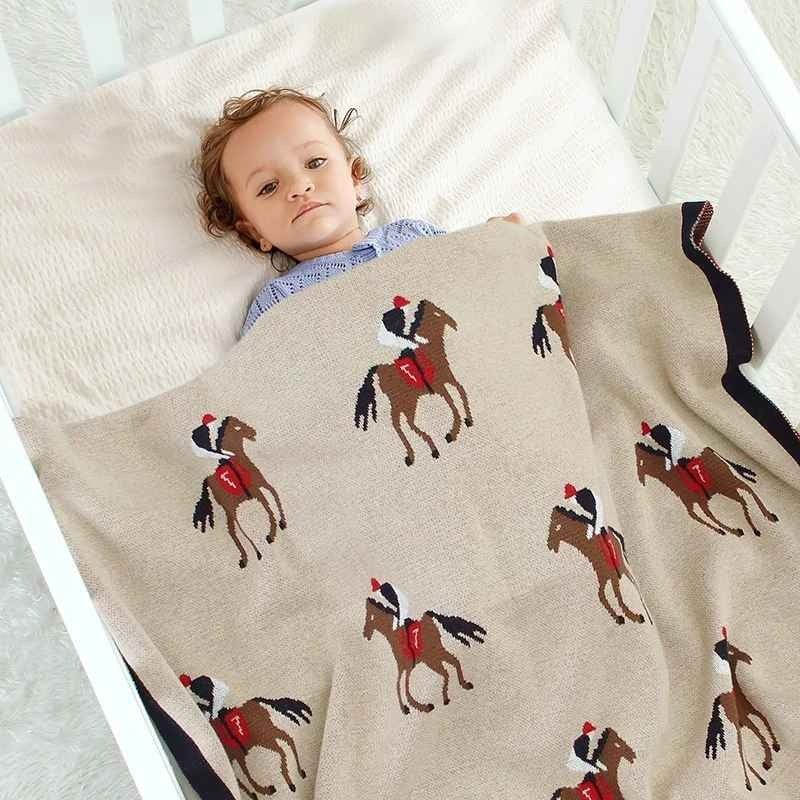 Bébé dort sereinement dans berceau avec Couverture bébé douce Motif Cheval 100%Coton