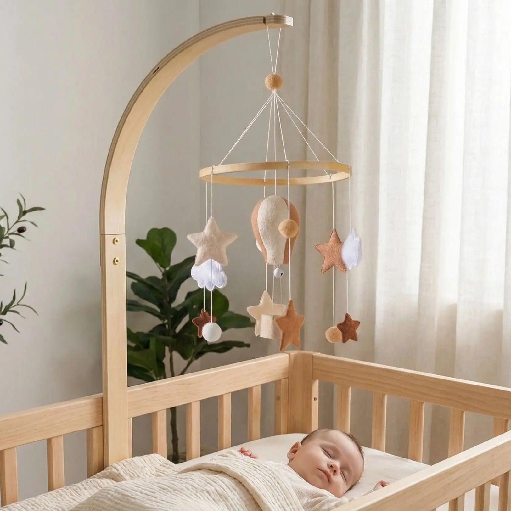 Bébé dort sereinement dans berceau avec Mobile bebe Montgolfière Artisanale