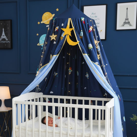 Bébé dort sereinement dans berceau avec ciel de lit bébé garçon spatial