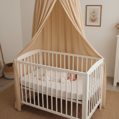 Bébé dort sereinement sous ciel de lit bébé beige cocon apaisant