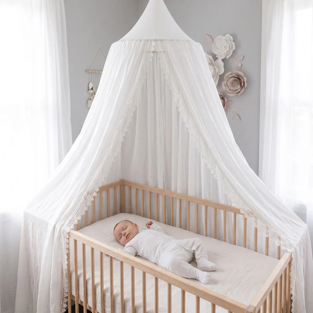Bébé dort sereinement sous ciel de lit bébé fille doux nuage