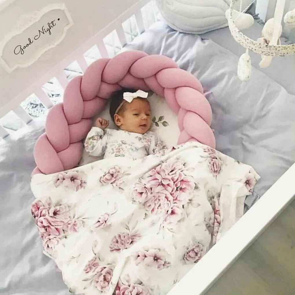 Bébé fille dans nid pour bebe protecteur Respirant & Sécurisant