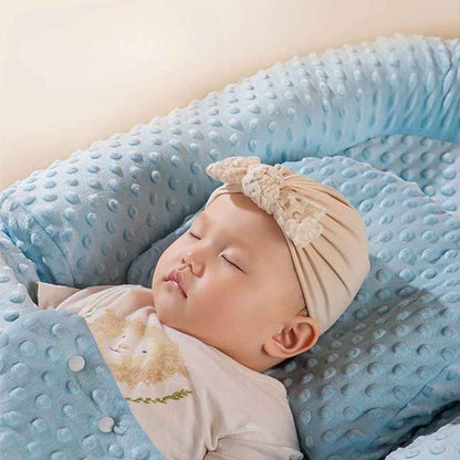 Bébé fille dort paisiblement dans Réducteur de lit évolutif Cocoon Doux