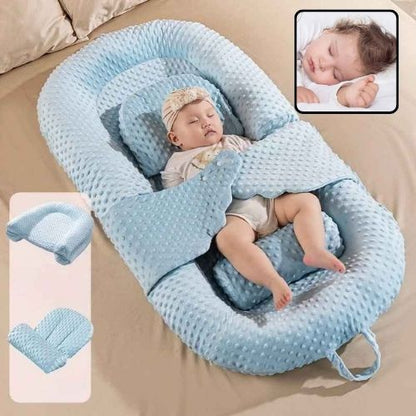 Bébé fille dort paisiblement dans Réducteur de lit évolutif bleu Cocoon Doux