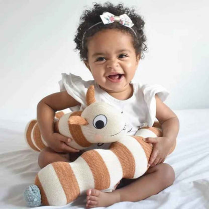 Bébé fille souriante enroule autour d'elle tour de lit bébé chenille Douceur Protectrice