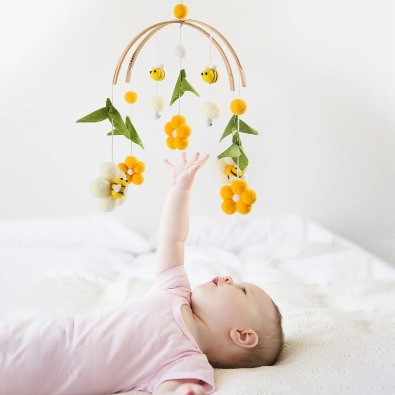 Bébé joue paisiblement avec mobile lit bébé Éveil Naturel