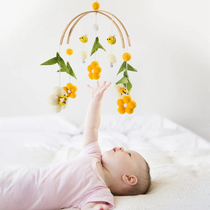 Bébé joue paisiblement avec mobile lit bébé Éveil Naturel