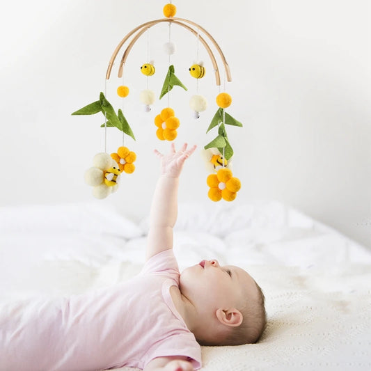 Bébé joue paisiblement avec mobile lit bébé Éveil Naturel