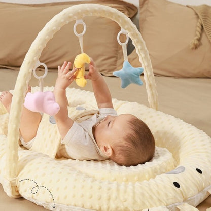 Bébé joue paisiblement dans cocon Bébé beige Sommeil Paisible
