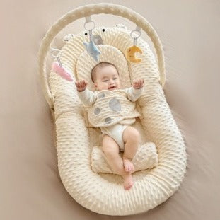 Bébé joue sécurisé dans cocon Bébé beige Sommeil Paisible