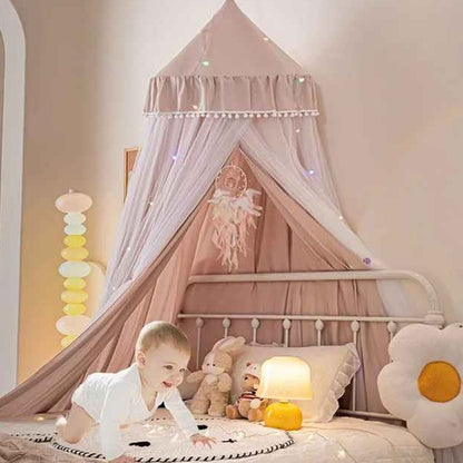 Bébé joue souriant sous Voile de lit bebe suspendu Cocon Apaisant