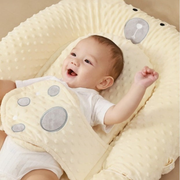 Bébé repose joyeux dans cocon Bébé beige Sommeil Paisible