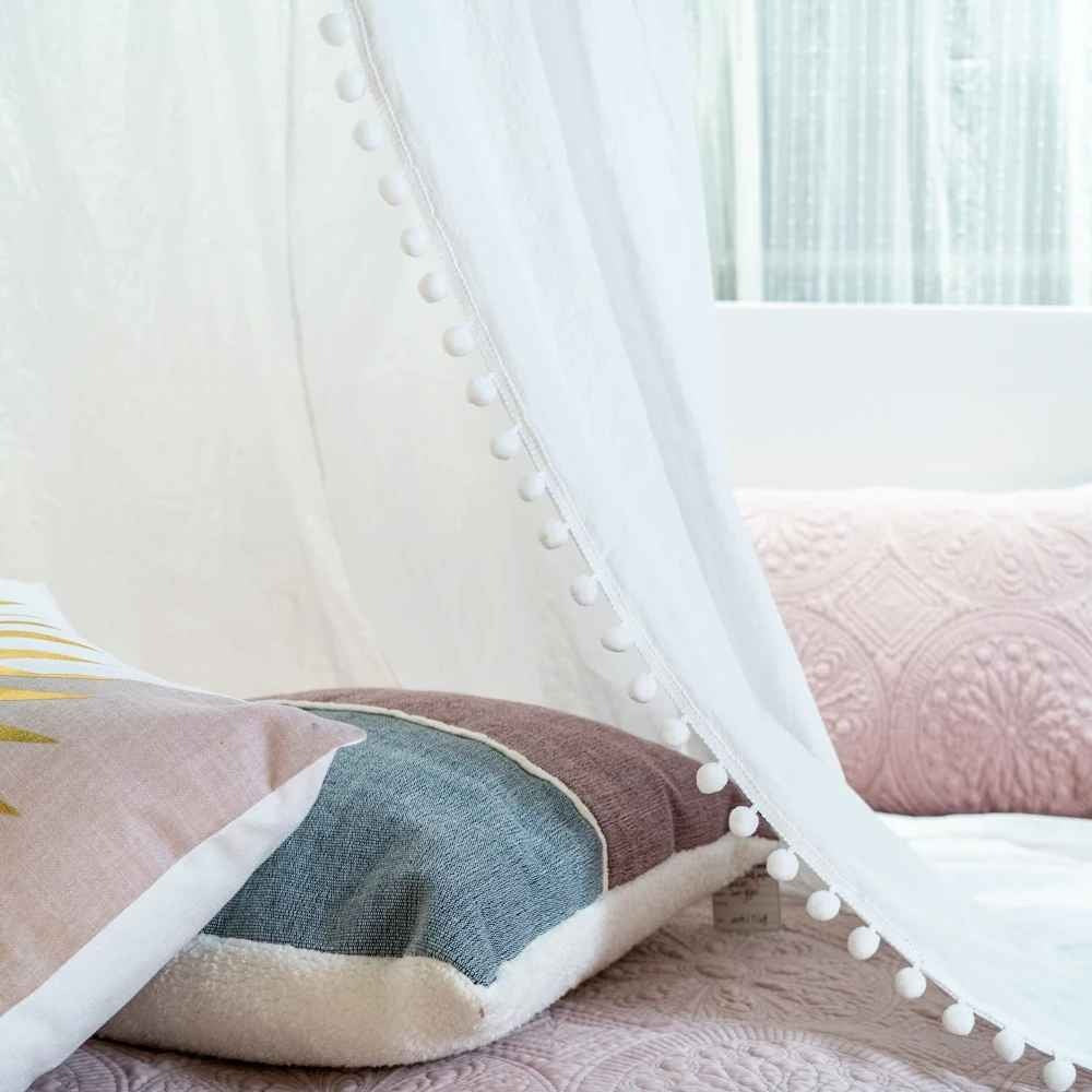 Ciel de lit blanc bebe avec pompons pour coin détente enfant baldaquin décoratif chambre cosy Cocon Protecteur