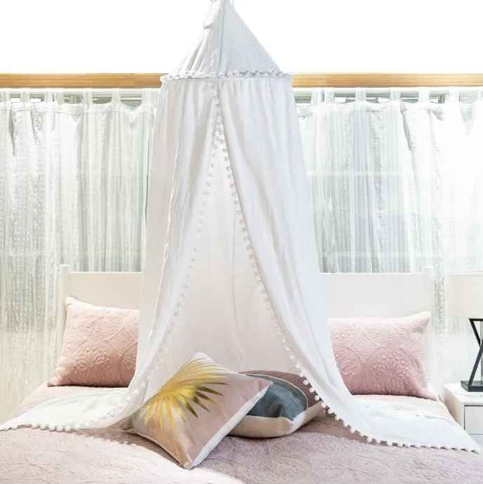 Ciel de lit blanc bebe avec pompons pour coin lecture enfant baldaquin décoratif avec coussins roses Cocon Protecteur