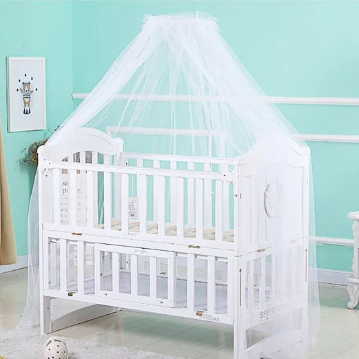 Ciel de lit moustiquaire bébé installé sur berceau blanc DreamGuard
