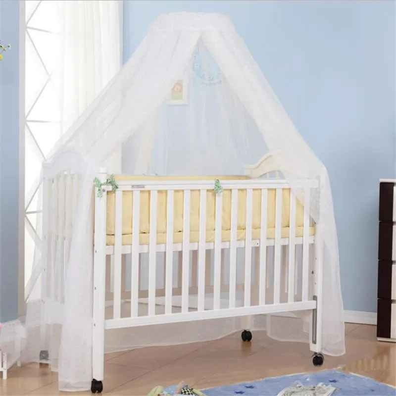 Ciel de lit moustiquaire bébé sur berceau dans chambre bébé DreamGuard