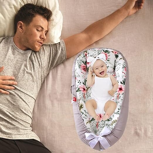 Cocon bébé apaisant fille avec papa nidportablebébé fleurs