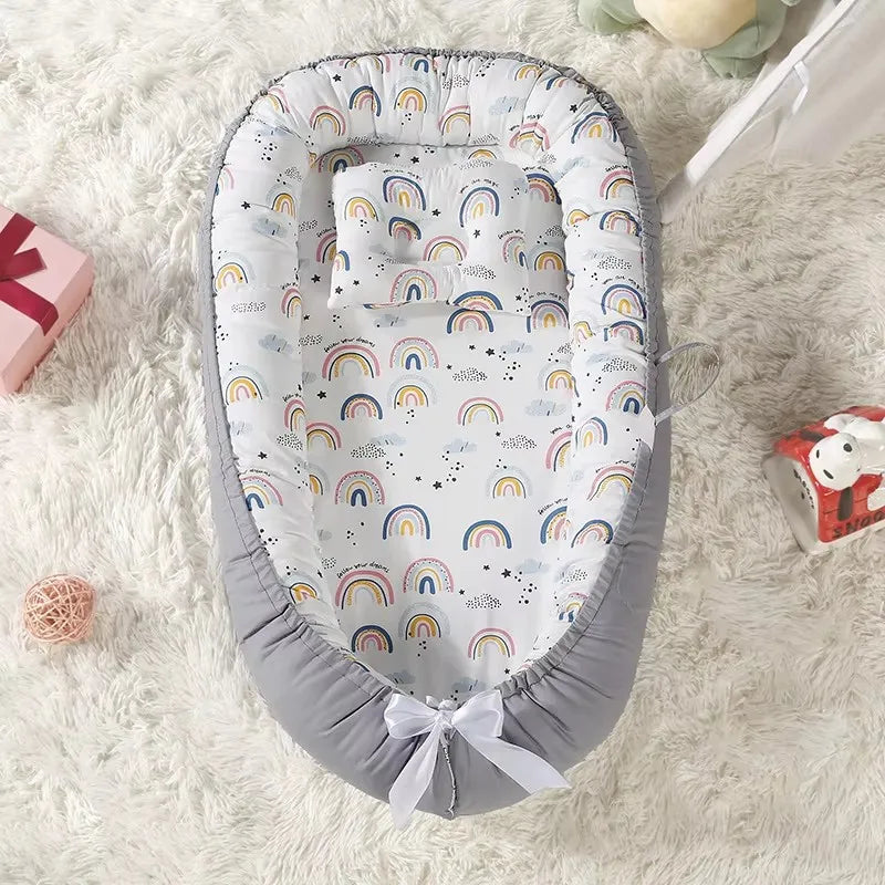 Cocon bébé compacte apaisant avec oreiller nidportablebebe arc-en-ciel