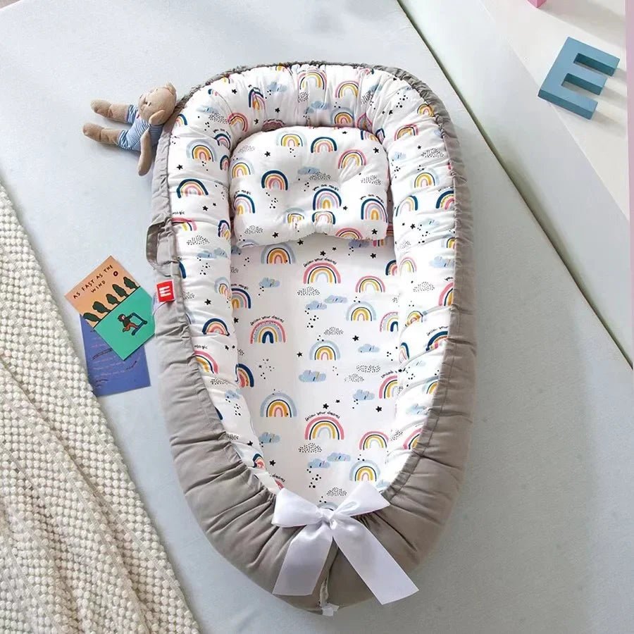 Cocon bébé compacte apaisant nidportablebebe arc-en-ciel