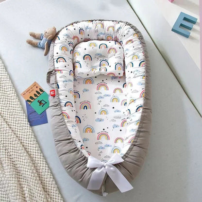 Cocon bébé compacte apaisant nidportablebebe arc-en-ciel