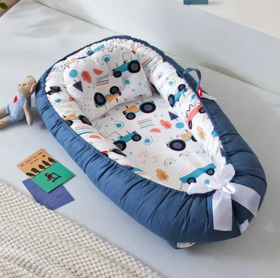 Cocon bébé nid douillet avec poignée CozyCocoon Voitures Bleues