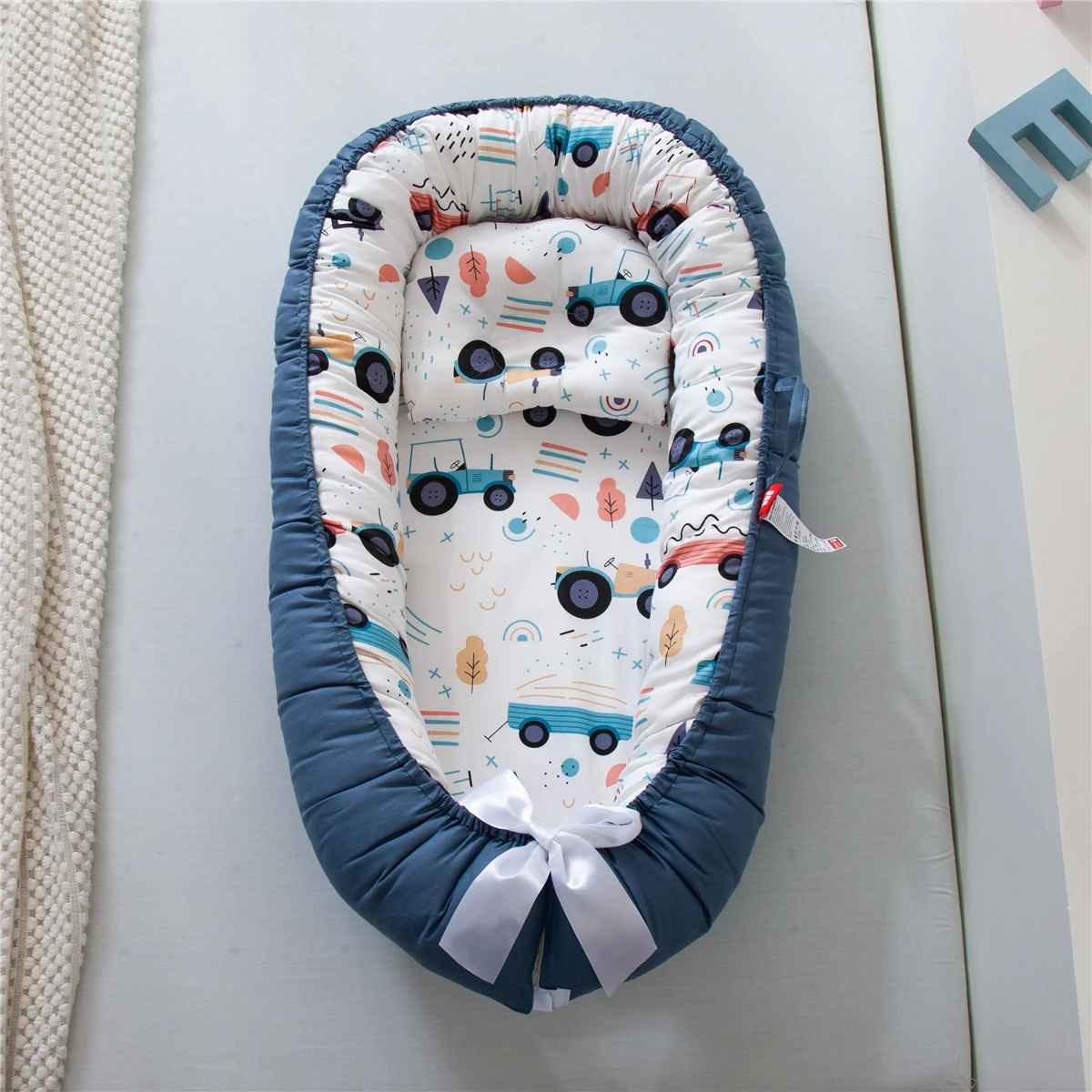 Cocon bébé nid douillet pratique CozyCocoon Voitures Bleues