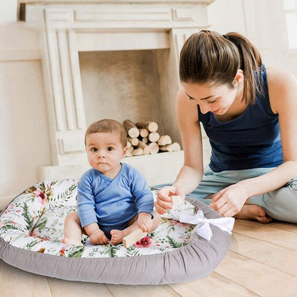 Cocon bébé pratique bébé joue avec maman nidportablebébé fleurs