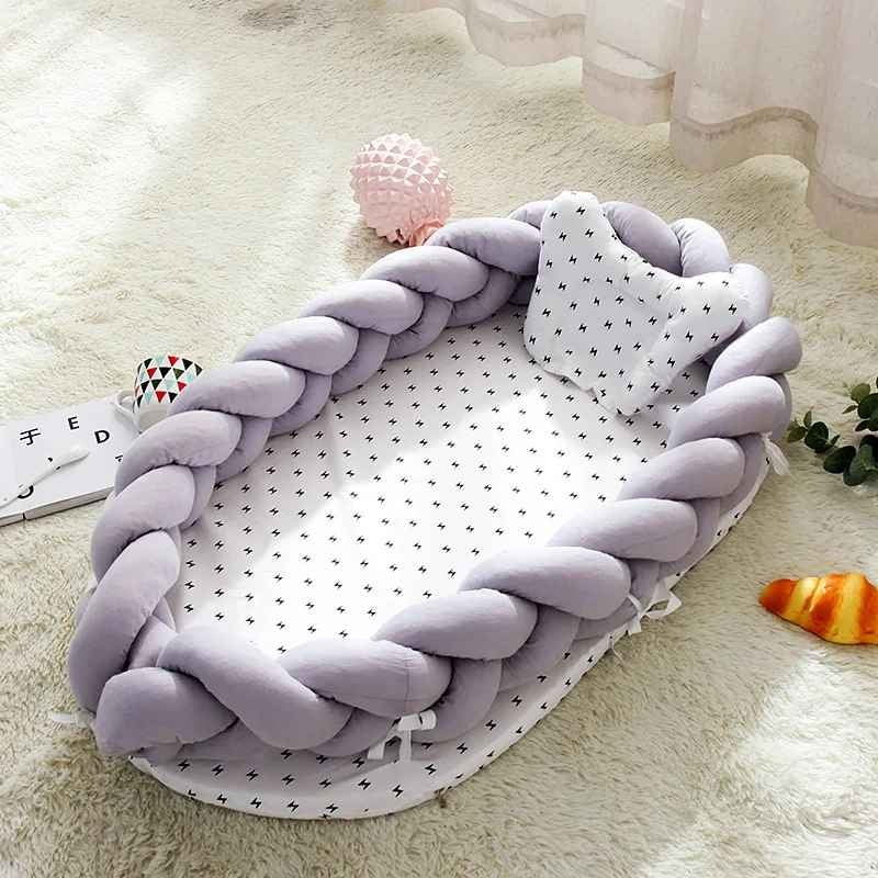 Cocon bébé tresse gris confortable sur tapis DoudouSleep