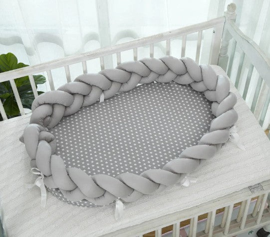 Cocon bébé tresse gris dans berceau DoudouSleep