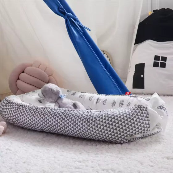 Cocon pour bebe sur un tapis Couronne