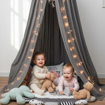 Coin jeu chaleureux avec ciel de lit bébé gris nuage