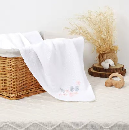 Couverture bebe brodee blanche dans panier Coton 4 Saisons