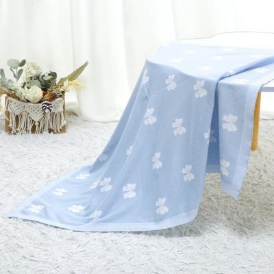 Couverture bébé douce bleue sur table Cocon Papillon