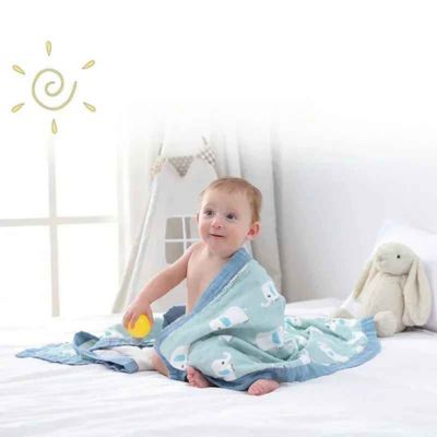 Couverture bébé douce mousseline couvre bébé assit joyeux sur lit Nuage de Mousseline