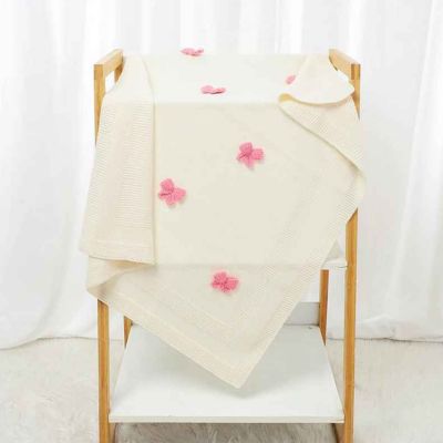 Couverture bébé douce tricot accrochée sur table Papillune