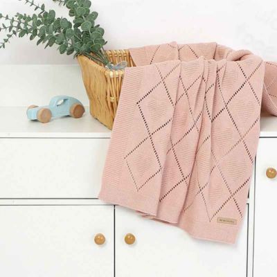 Couverture bébé douce tricot rose dans panier Petits cœurs Tricotés