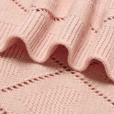 Couverture bébé douce tricot rose détail Petits cœurs Tricotés