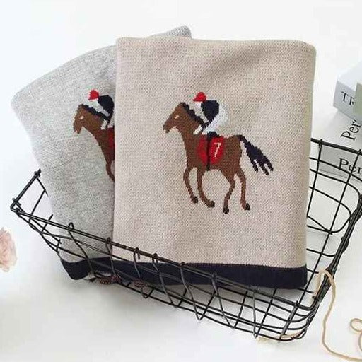 Couverture bébé douce tricotée dans panier Motif Cheval 100% Coton