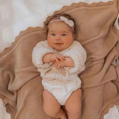 Couverture bebe douce tricotée fillette dans cocon douceur Maille d'Amour