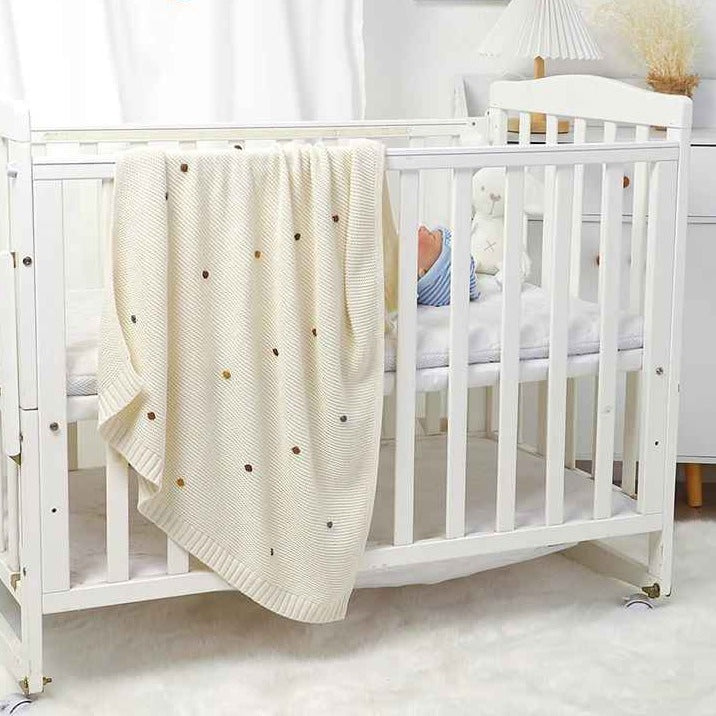Couverture douce bebe beige sur berceau DOUX TRICOT