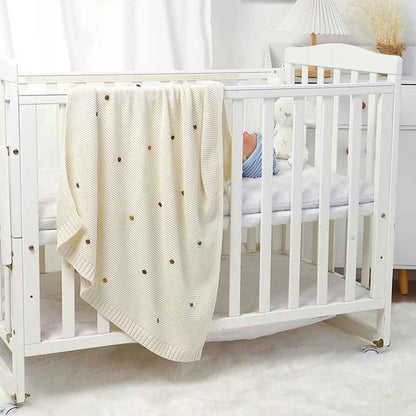 Couverture douce bebe beige sur berceau DOUX TRICOT