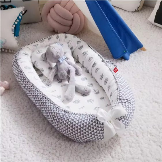 Doudou gris dans cocon pour bebe Couronne