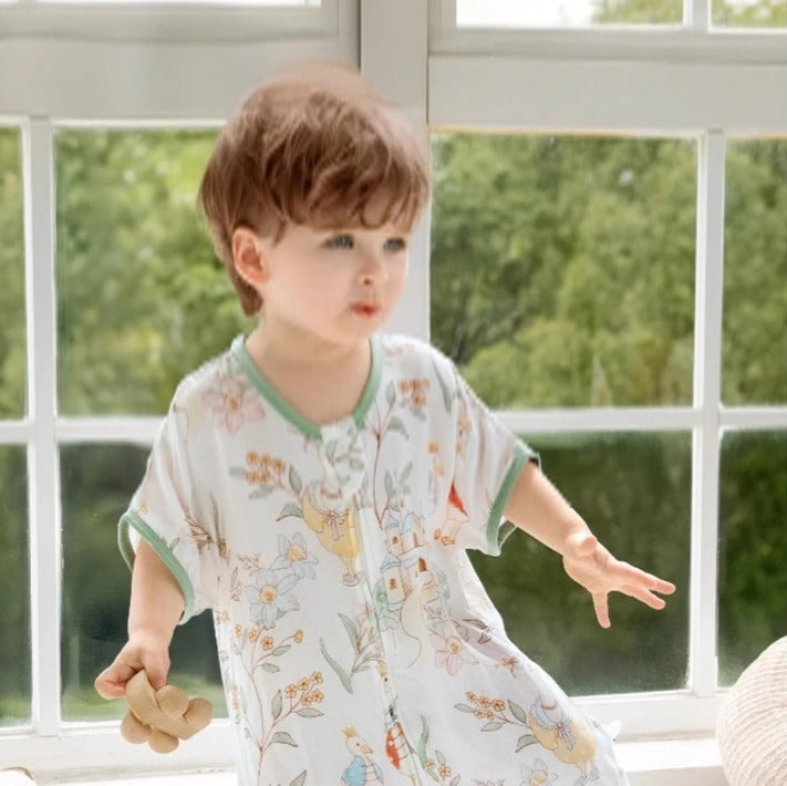 Enfant debout avec Gigoteuse été verte Respirante